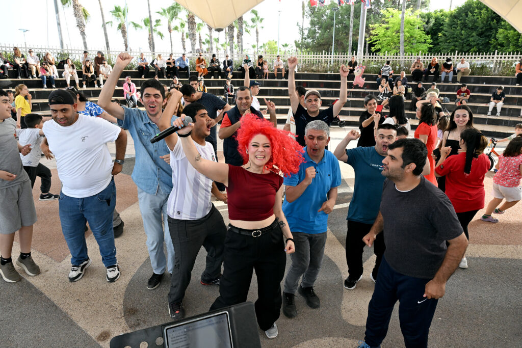 BÜYÜKŞEHİR’DEN ÖZEL ÇOCUKLARA DENİZ KEYFİ VE MÜZİK DOLU BİR GÜN (1)