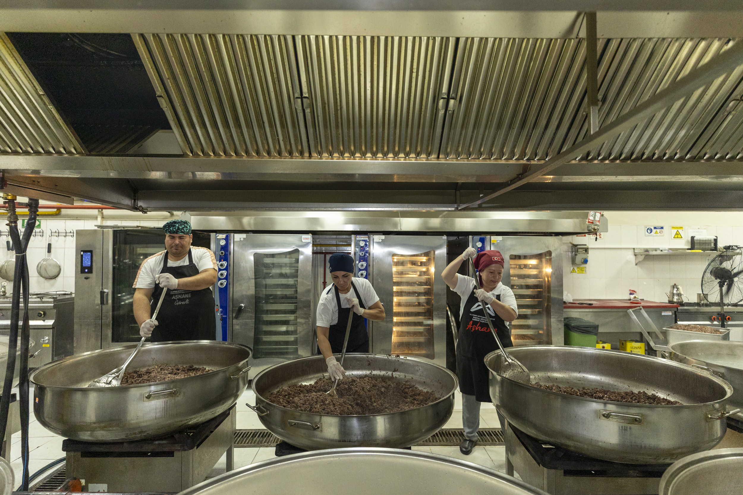 BÜYÜKŞEHİR’İN AŞHANELERİNDE TENCERELER PAYLAŞIM İÇİN KAYNIYOR  (2)