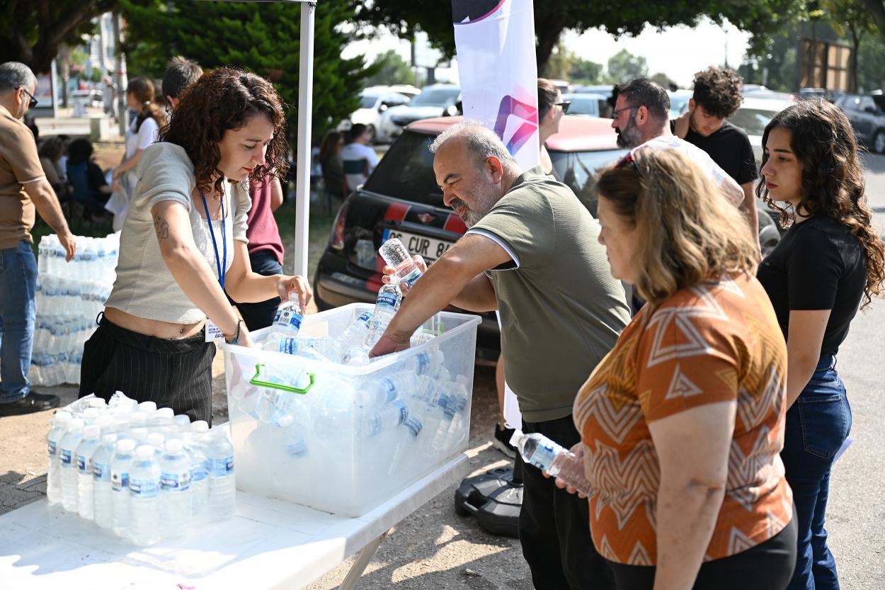 buyuksehir-ogrenci-ve-velilerin-yks-heyecanina-ortak-oldu-1jpg-50172620250622091501