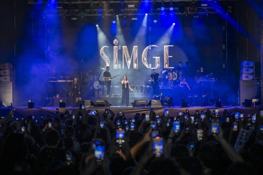 genclik-sehri-mersinde-genclik-bayrami-coskusu-simge-konseri-ile-tavan-yapti-13-72595420250518233345