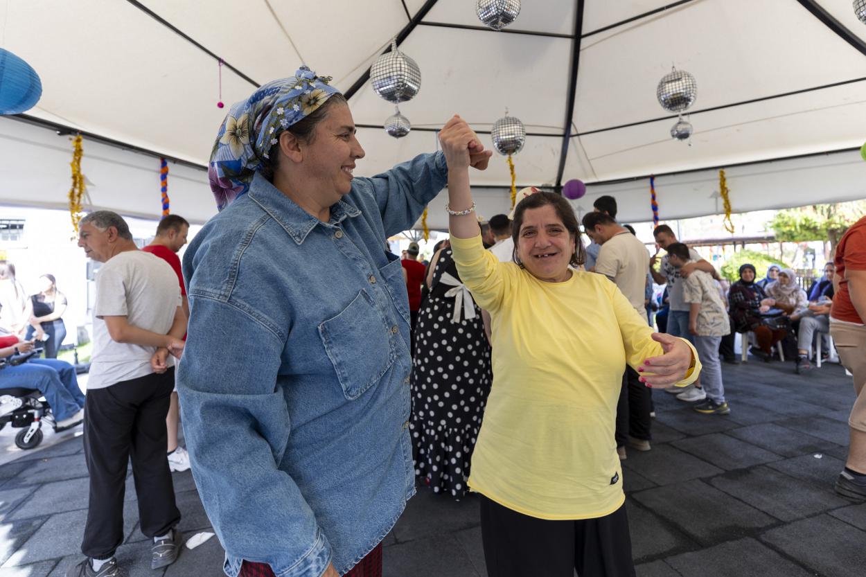 ozel-bireyler-buyuksehirin-nostaljik-partisinde-bulustu-6jpg-96484320250515090610